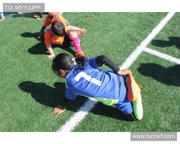 少儿初学足球的快乐之旅从基础技巧到团队合作全面提升孩子的运动能力与自信心